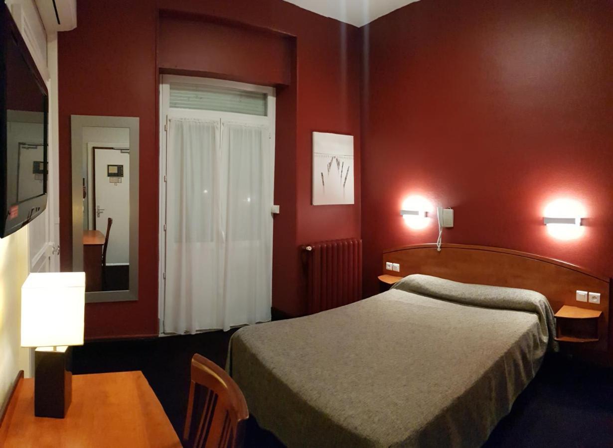 Hotel De La Paix Олорон-Сен-Мари Екстериор снимка