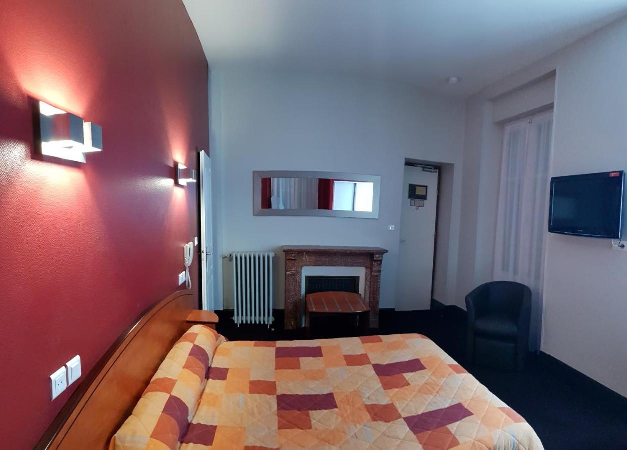 Hotel De La Paix Олорон-Сен-Мари Екстериор снимка