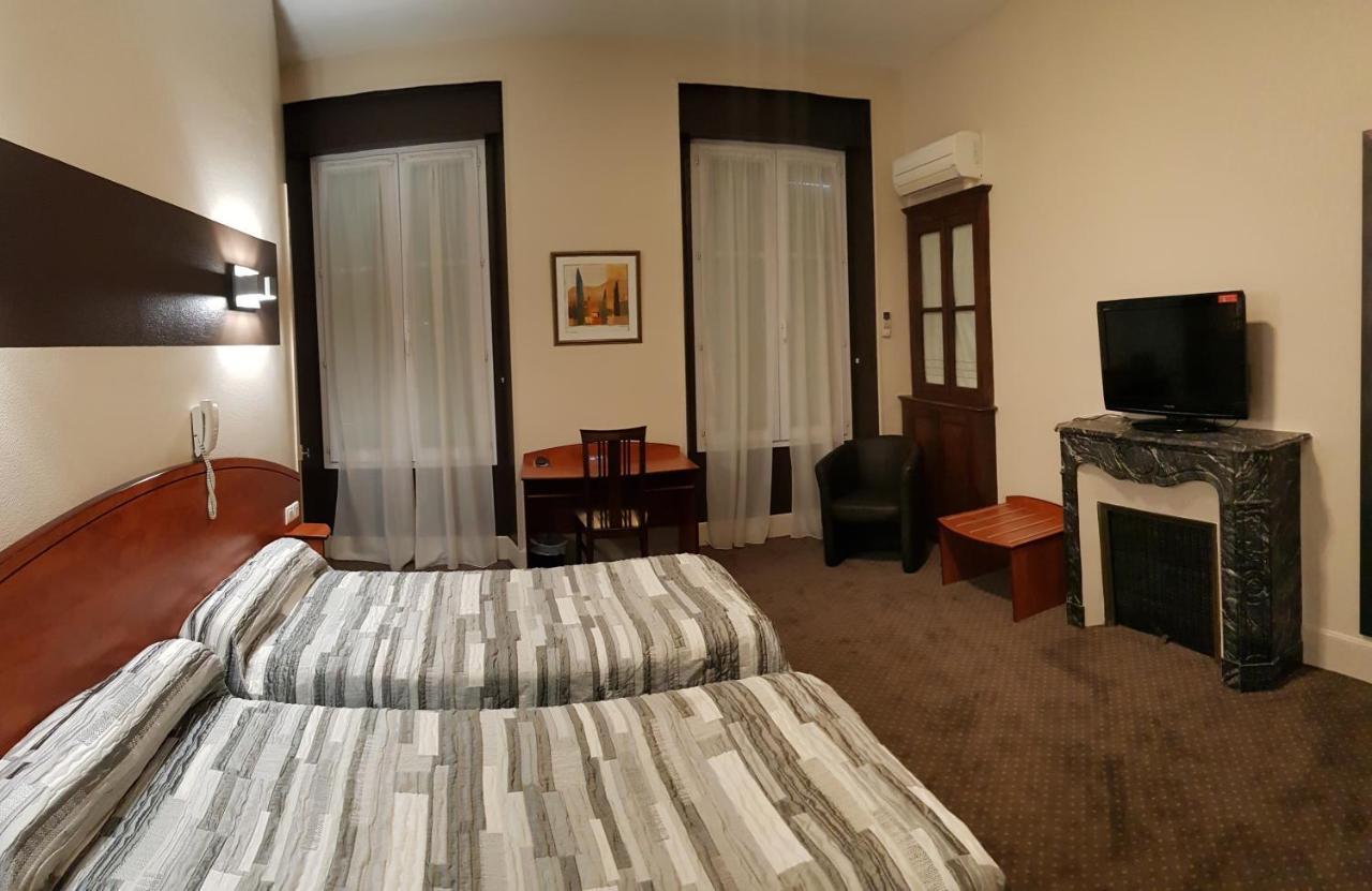 Hotel De La Paix Олорон-Сен-Мари Екстериор снимка