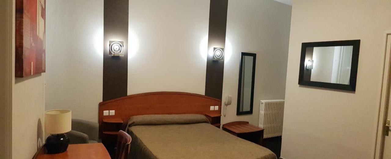 Hotel De La Paix Олорон-Сен-Мари Екстериор снимка