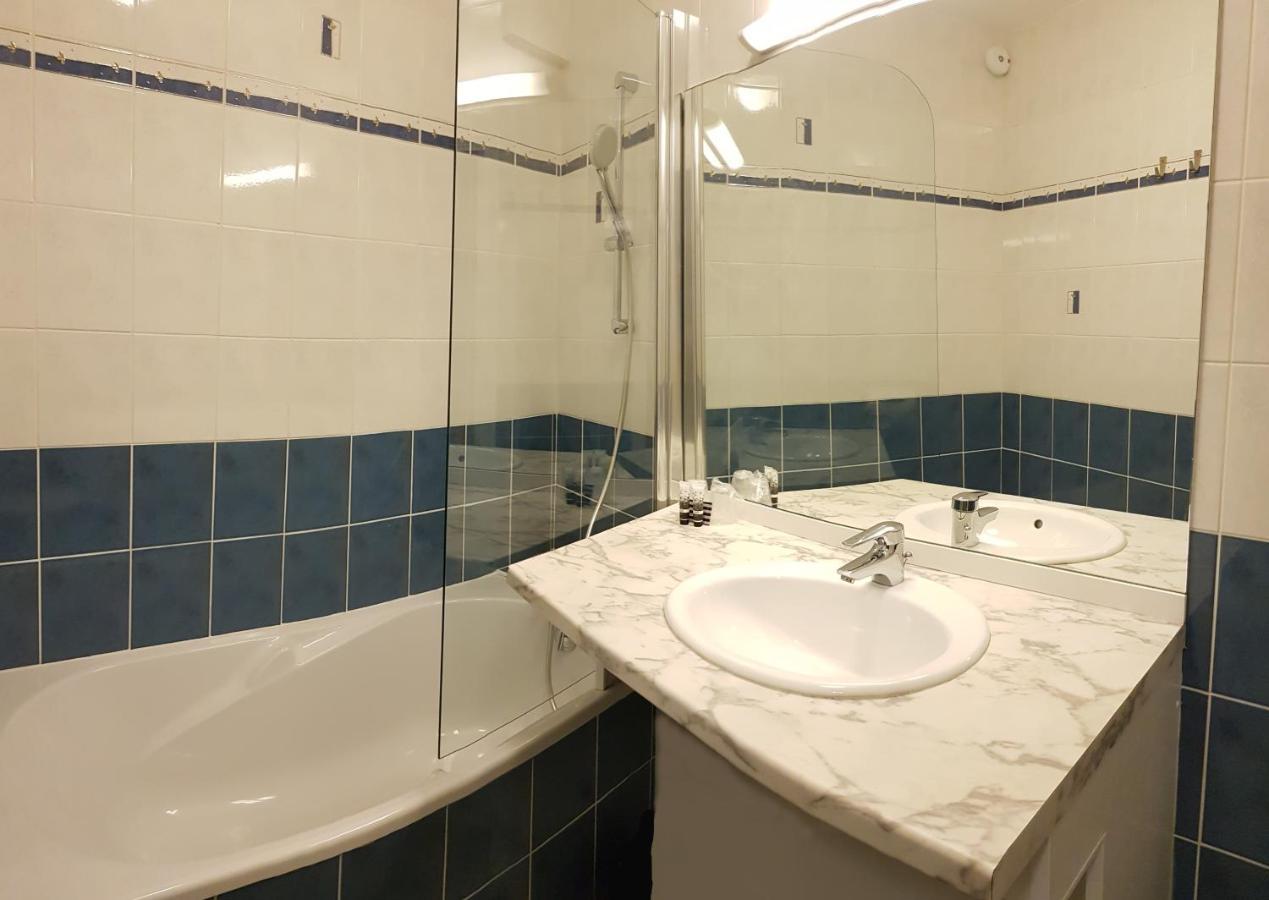 Hotel De La Paix Олорон-Сен-Мари Екстериор снимка