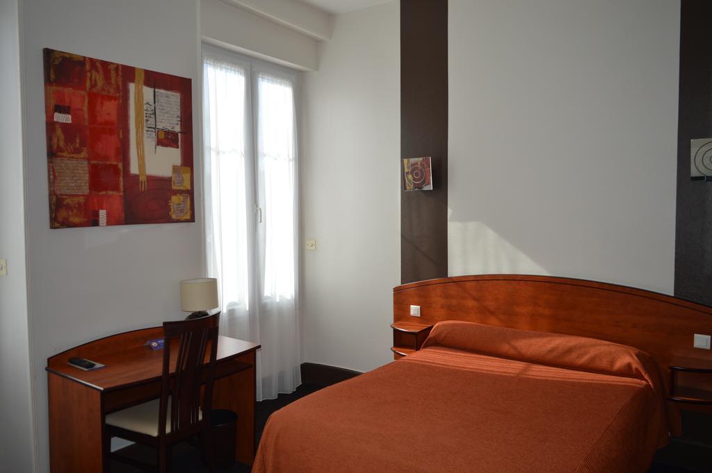 Hotel De La Paix Олорон-Сен-Мари Екстериор снимка