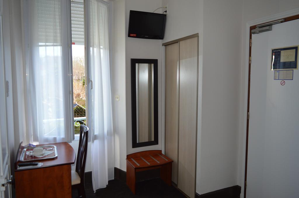 Hotel De La Paix Олорон-Сен-Мари Екстериор снимка